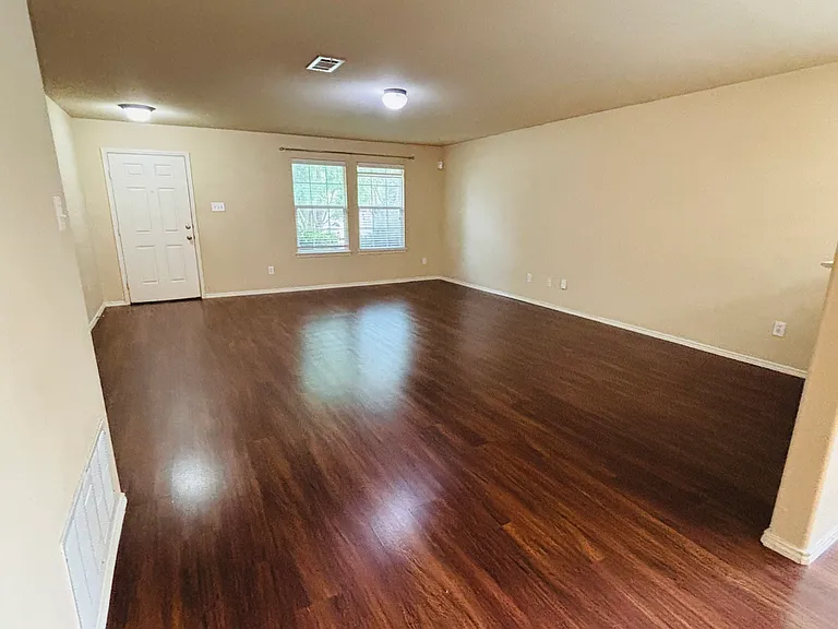 3916 Jeanette Ln — Photo 2