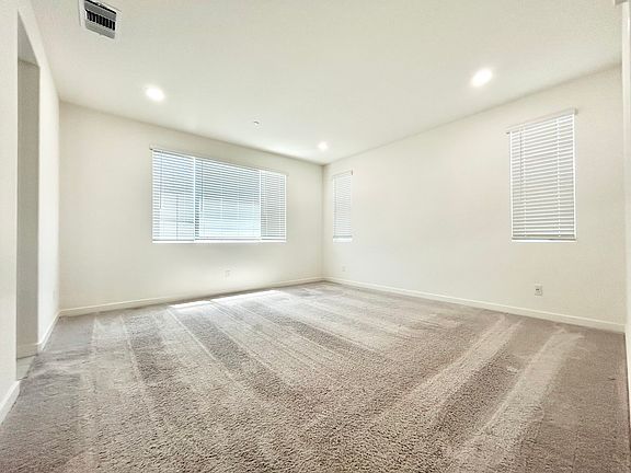 4th image of 572 Willow Bnd