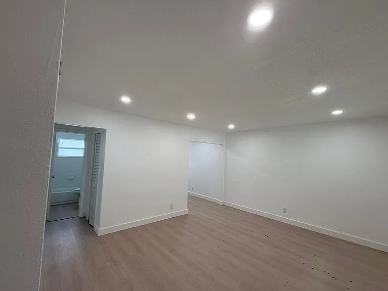 1927 Roosevelt St #8A — Photo 11