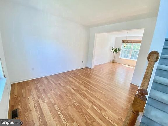 4th image of 120 Kensington Dr