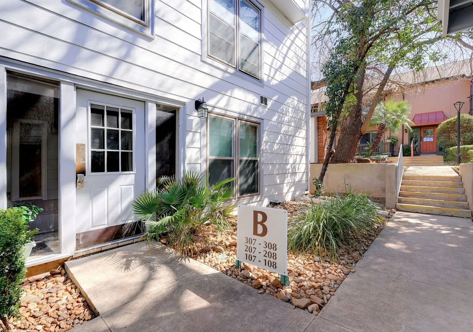 One Bedroom condo in the Heart of Alamo Heights — Photo 1