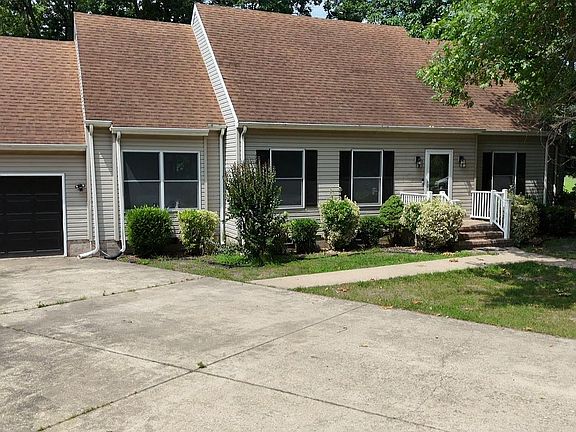 3rd image of 833 White Oaks Ln