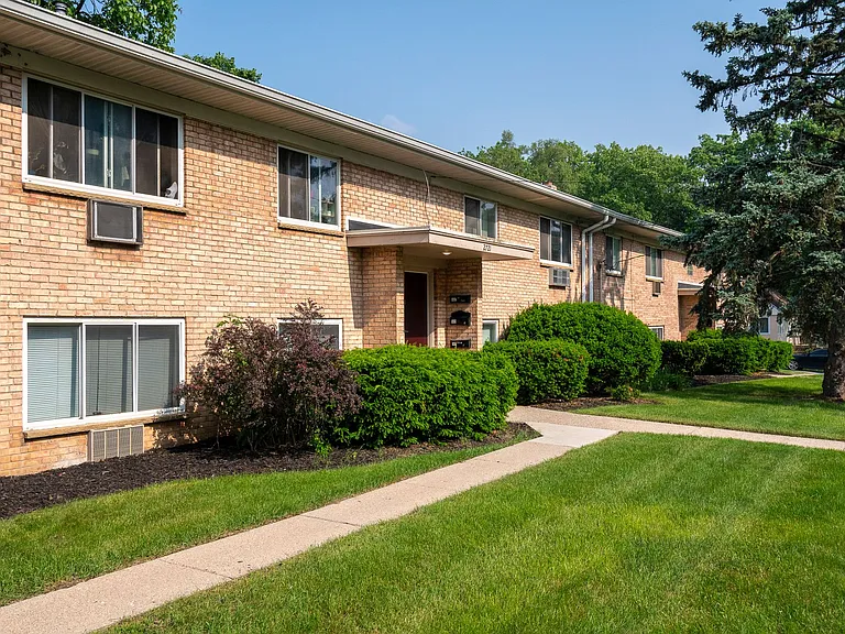 Apartment off 28th and Clyde Park Available — Photo 10