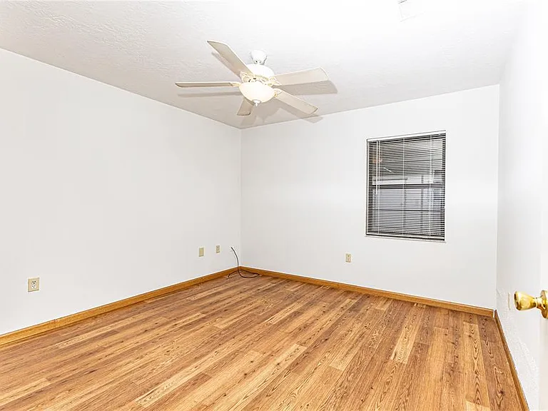 301 Curry St — Photo 8