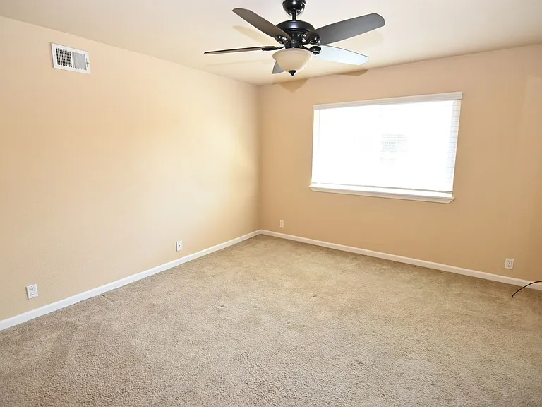 1820 Southwest Expressway — Photo 13