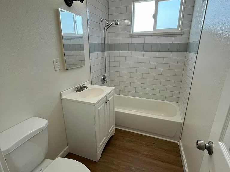 1044 Wallgreen St — Photo 2