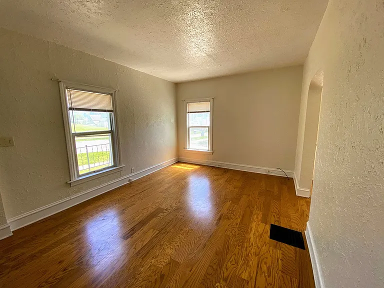 1301 North Ave NE — Photo 3