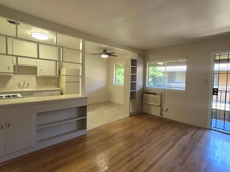 2508 L Street Classic Midtown Living — Photo 10