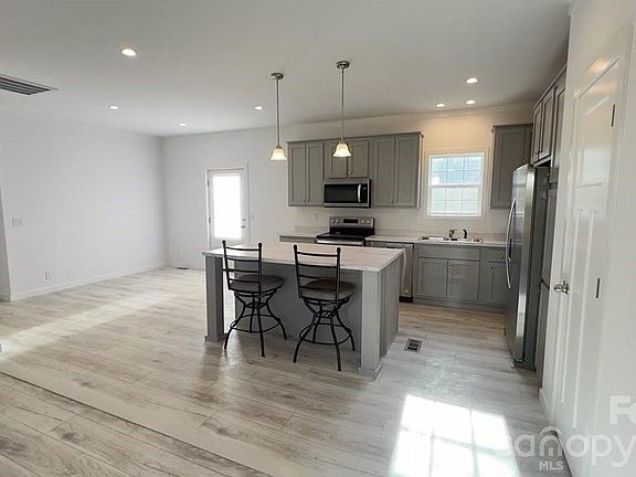 4th image of 819 Wellwood Ave
