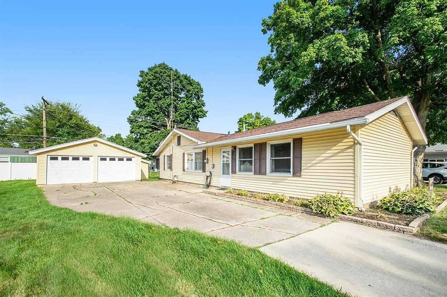 1127 Ebeling Dr photo 1