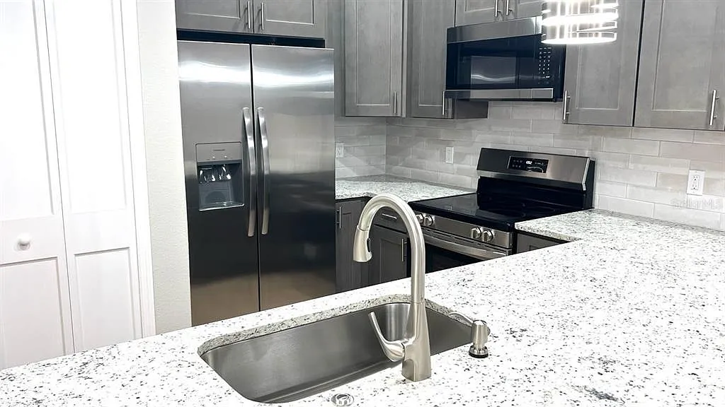 4 bed, 2.0 bath, 1400 sqft, $2,000 — Photo 2