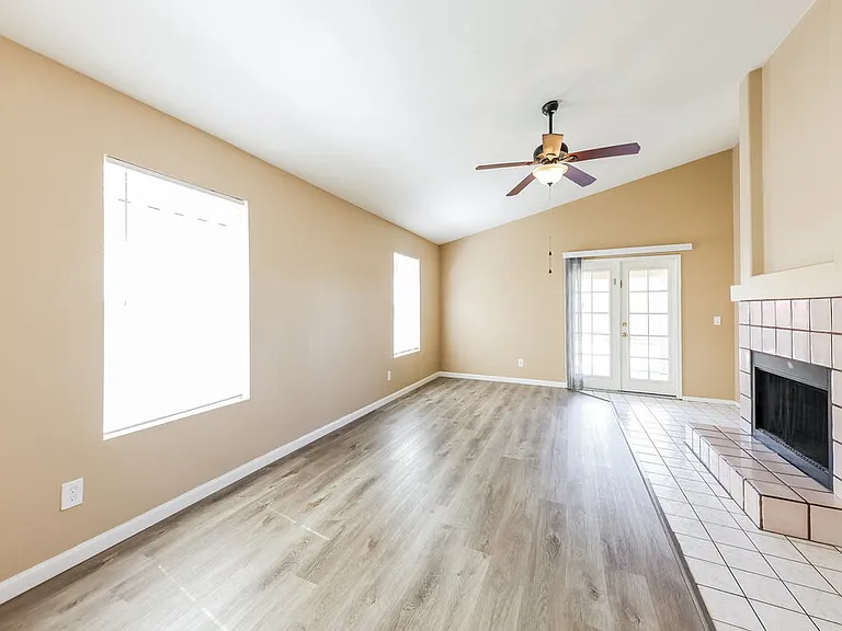8015 W Laurel Ln — Photo 4