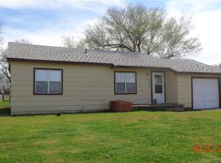 1124 E Chestnut St, Altus, OK 73521