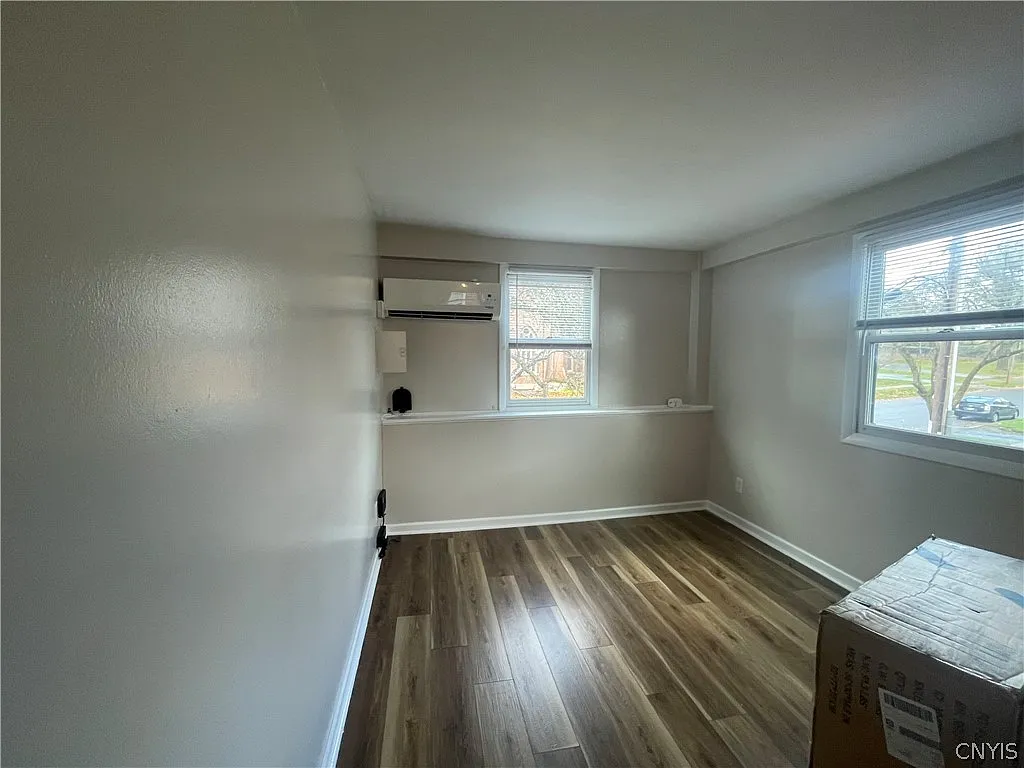 3 bed, 1.0 bath, 2916 sqft, $1,750 — Photo 2