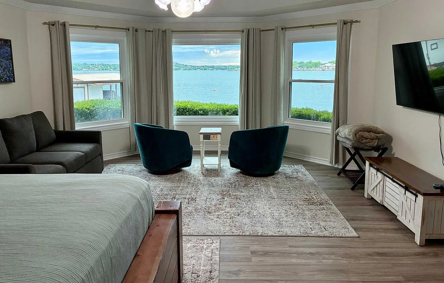6 bed, 4.0 bath, 3272 sqft, $17,556 — Photo 4