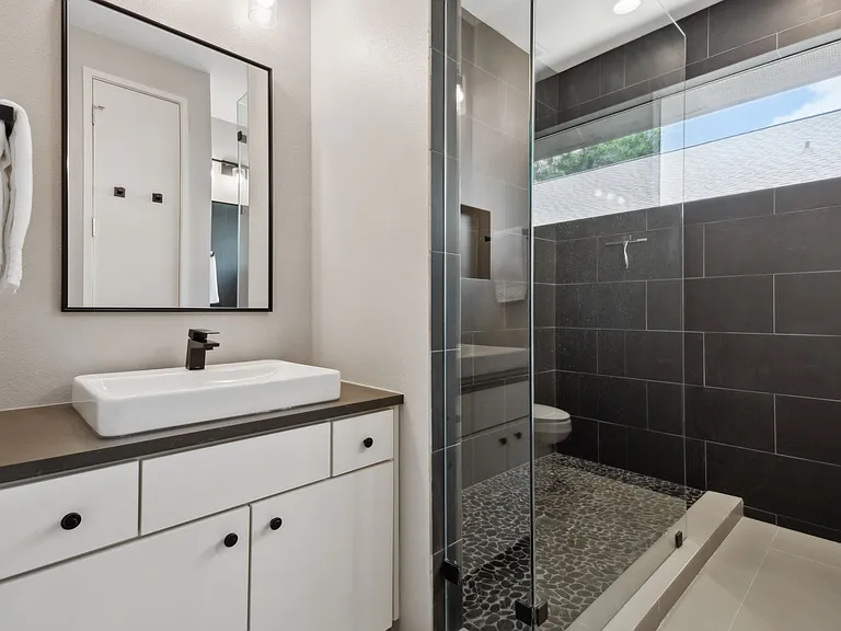 Master Bath - 2 sinks and walk-in shower