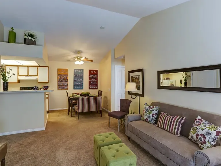 Sterling Pointe Apartments — Photo 37