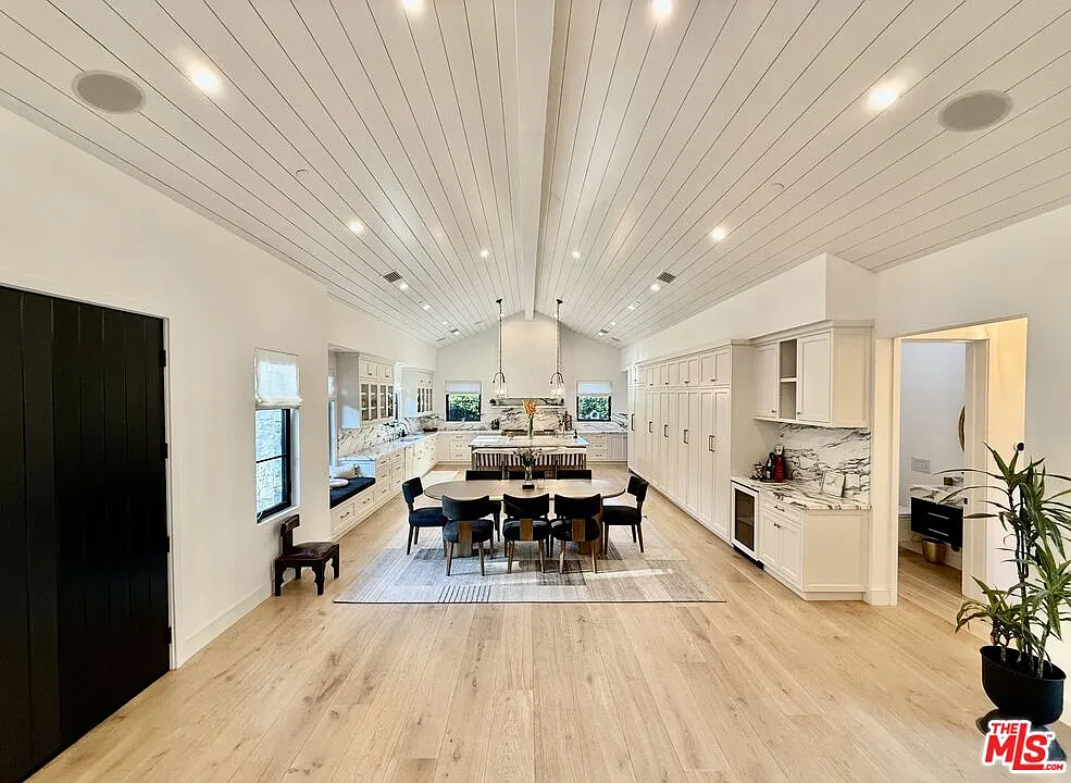 4 bed, 3.5 bath, 2750 sqft, $22,500 — Photo 3