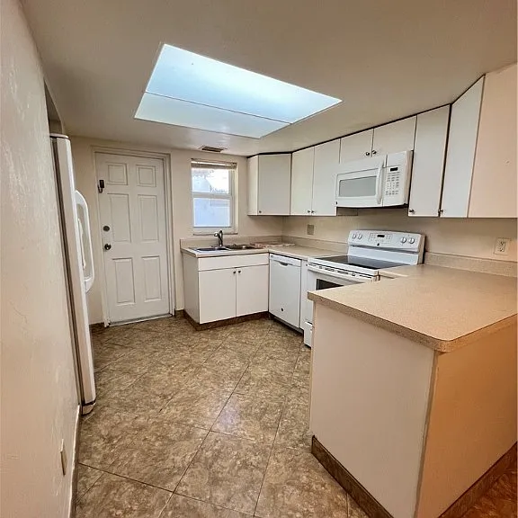 1825 Oak Ln — Photo 4