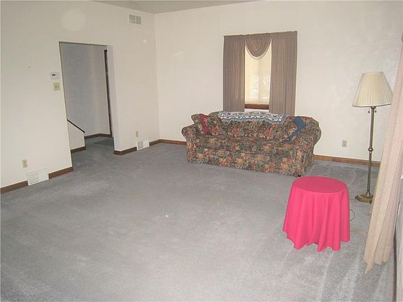2nd image of 315 Santos St