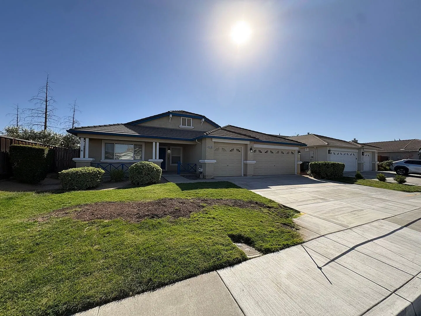 Spacious 3 Bed 2 Bath Home in Oakley. Three Car Garage! — Photo 2