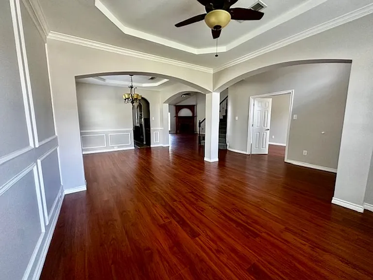 7005 Crenshaw Ln — Photo 2