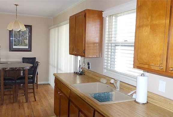 5th image of 804 Dobbs St