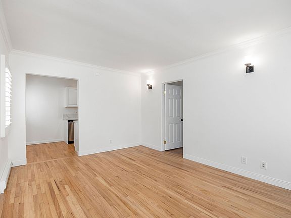 3rd image of 228 Lyndon St