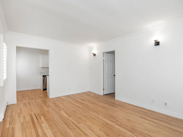 228 Lyndon St — Photo 3