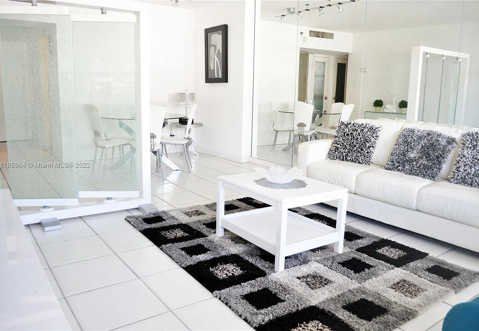 The Decoplage Condo — Photo 2