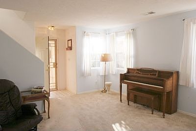 Light and bright living room with plenty of space