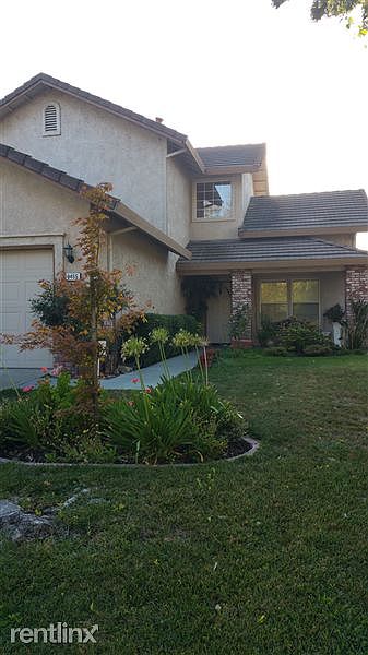 Very well kept front yard