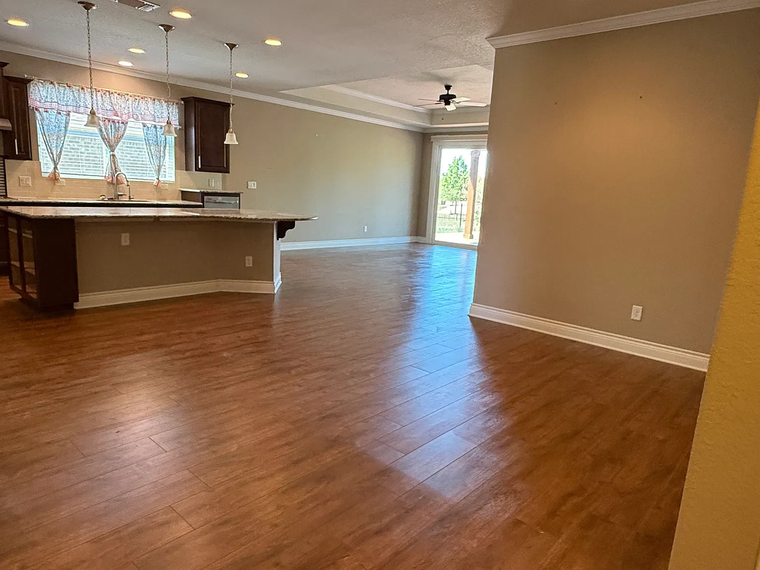 3 bed, 2008 sqft, $2,150 — Photo 3