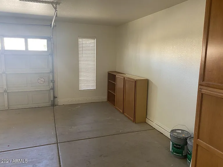 525 W Candlewood Ln — Photo 3