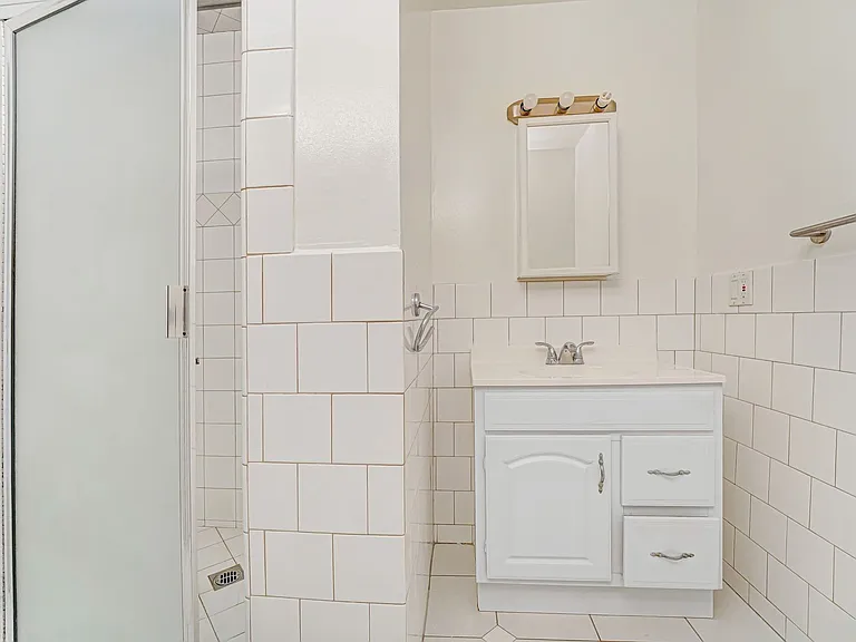 937 6th St in Santa Monica - North of Wilshire and 6 blocks to the beach! — Photo 13