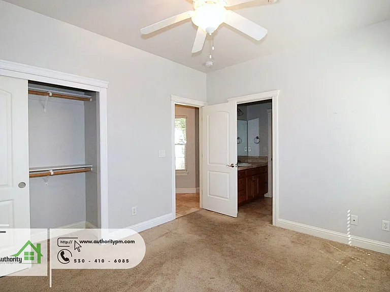 2052 Hedgerow Ave — Photo 10