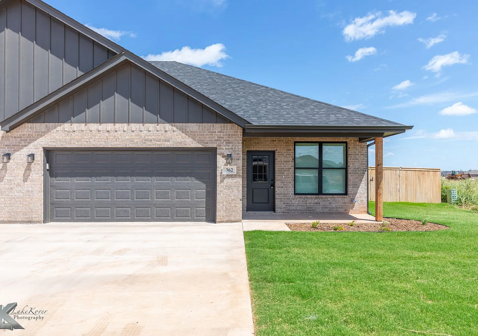 Newer Construction! 3 Bedroom, 2 Bath, 2 Car Garage — Photo 4