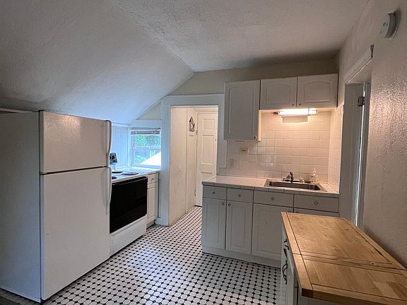 3rd image of 1038 19th Ave N APT 3