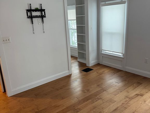 4th image of 121 Niagara St
