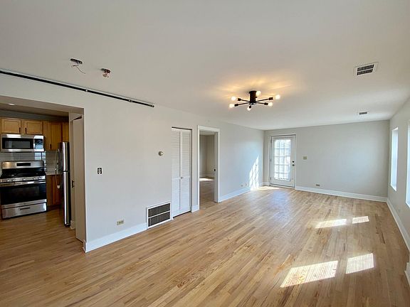 4th image of 1825 W North Ave APT 3B