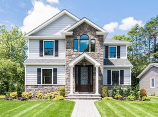 95 Weeks Rd, East Williston, NY 11596