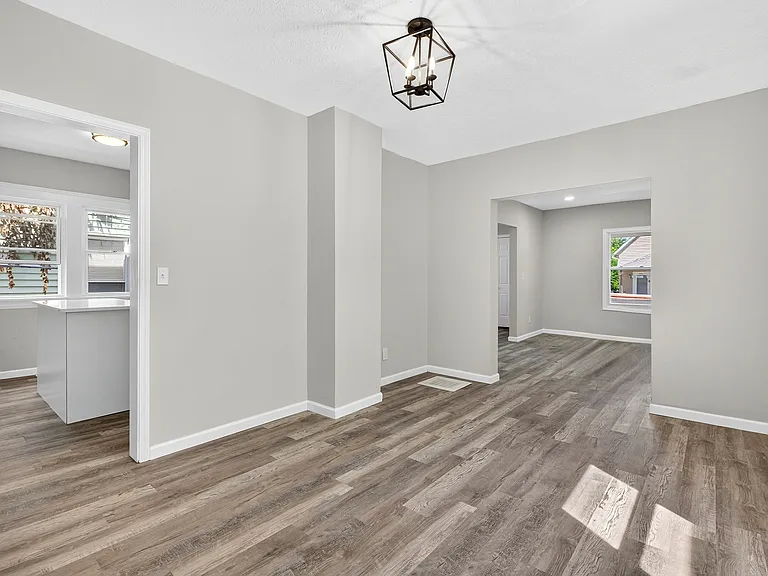 3203 Saratoga Ave — Photo 2
