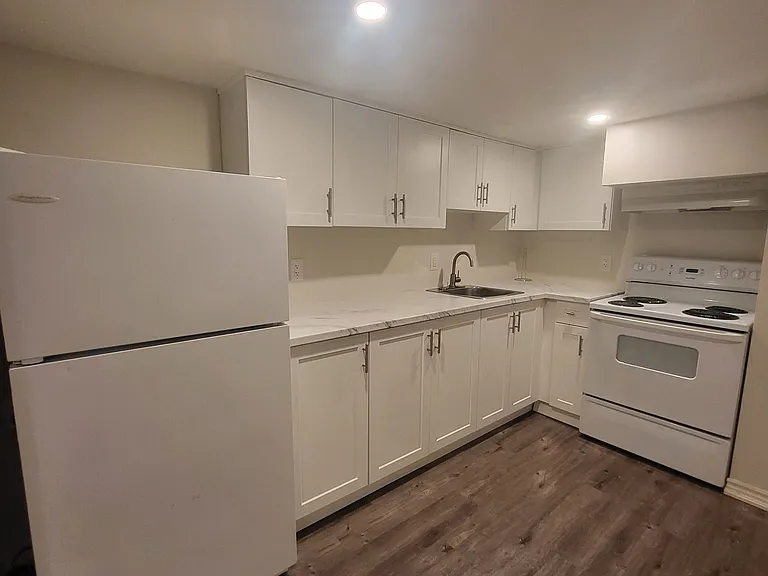 1 Wychwood Rd #BASEMENT — Photo 4