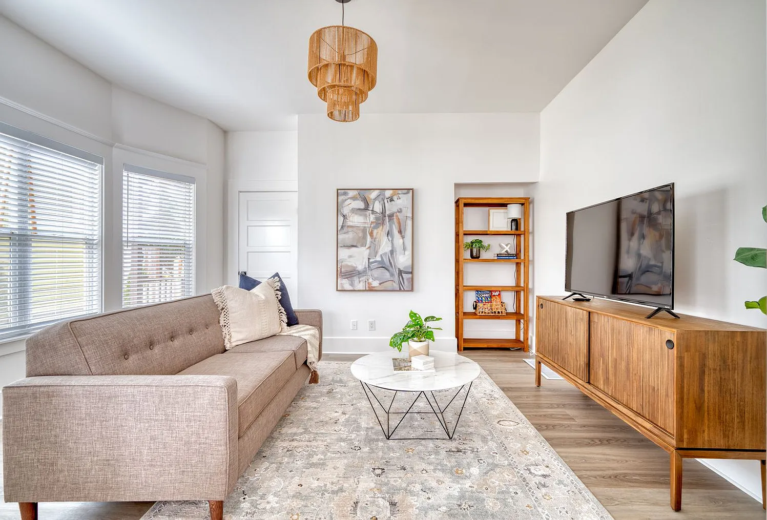 2 bed, 1.0 bath, 1453 sqft, $3,286 — Photo 2