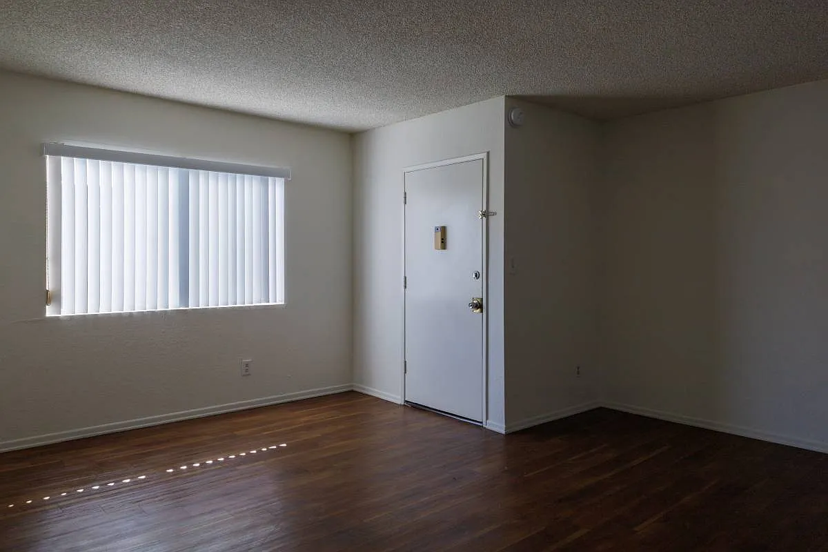18404 Collins Street — Photo 1