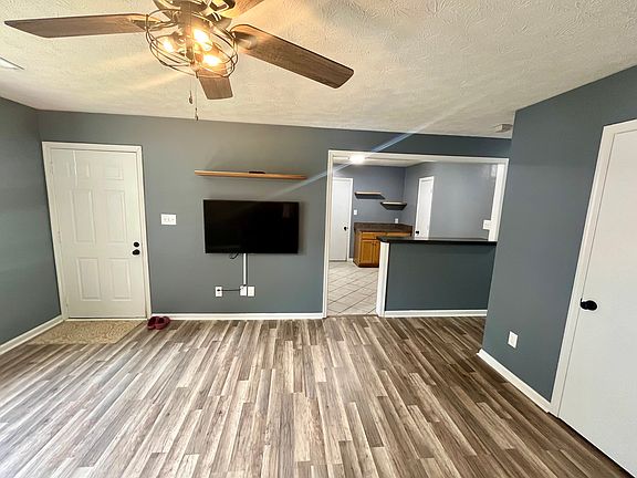 3rd image of 106 Lark Cir