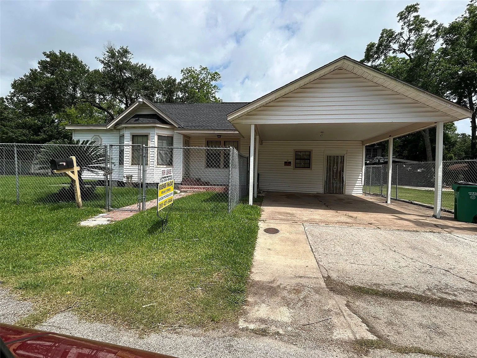 3 bed, 1.0 bath, 1900 sqft, $1,600 — Photo 1
