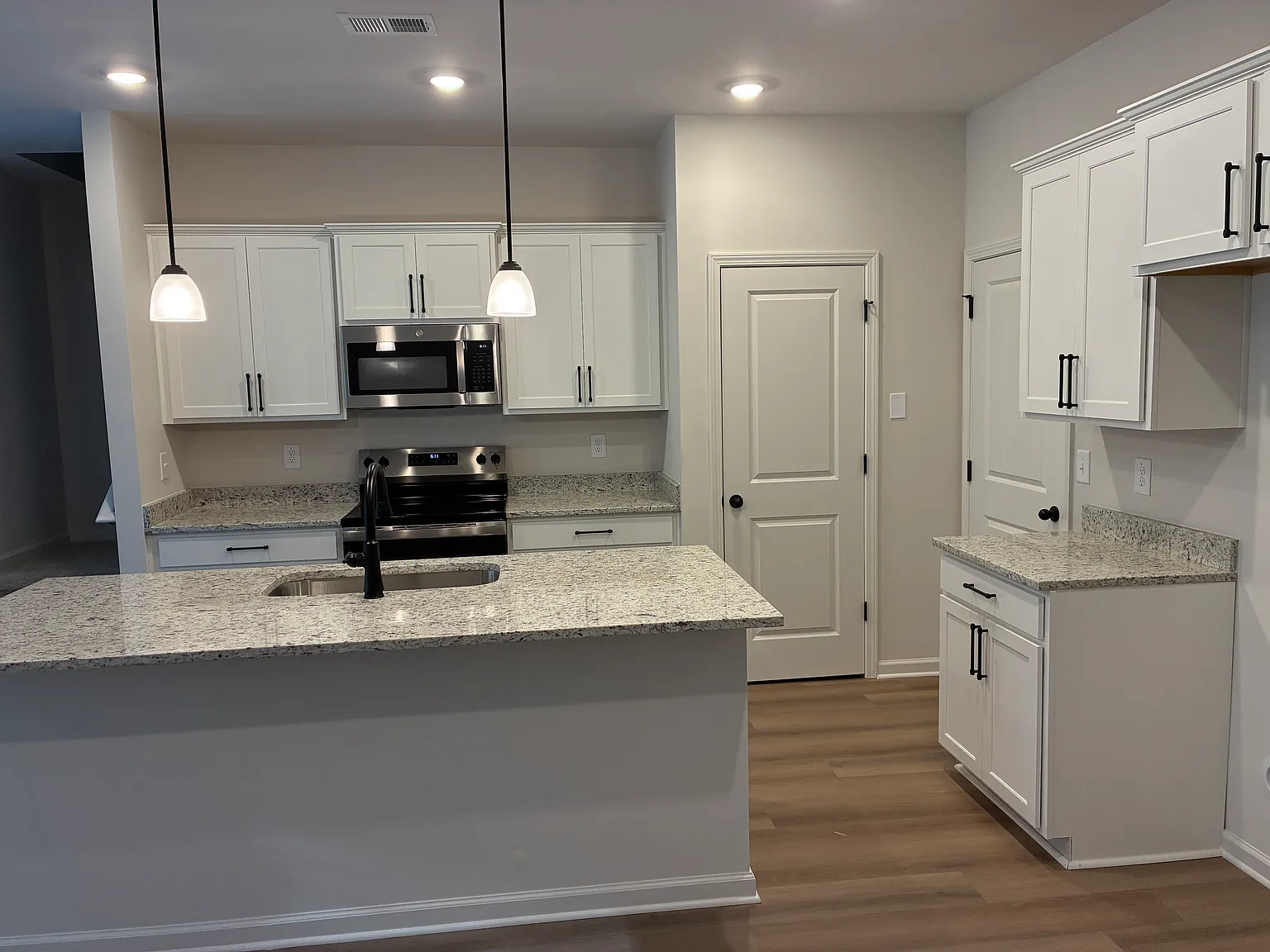 3 bed, 2.5 bath, 1800 sqft, $2,100 — Photo 3