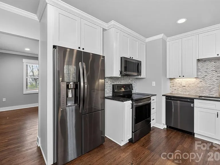 307 E Peterson Dr — Photo 5