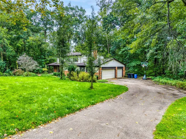 6126 Whispering Oak Dr, Washington, MI 48094